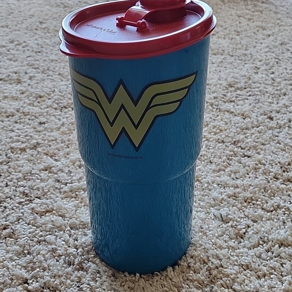 Tupperware Wonder Women tumbler, like new, 875 ml